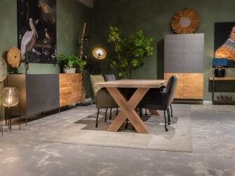 tafel met houten poot