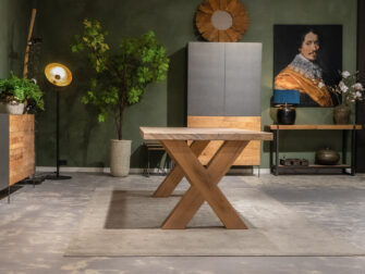 tafel met houten poot