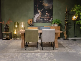 houten tafel met stoelen