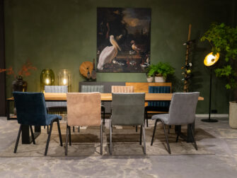 eettafel met stoelen