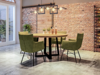 ronde tafel met groene stoelen