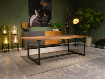 Tafel met ingelegd staal