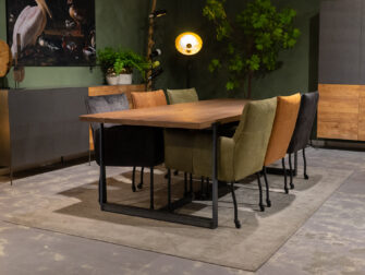 Tafel met gekleurde stoelen