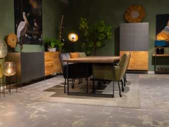 Tafel met zes stoelen