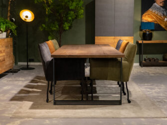 stoere tafel met stoelen