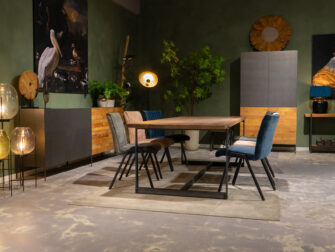 Tafel met fijne poot