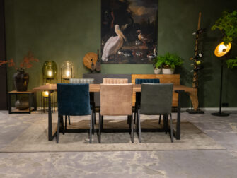 tafel met eetstoelen