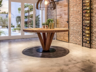 grote ronde eiken tafel