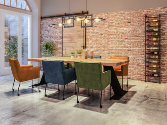 eiken tafel schuine stalen poot