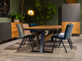 eettafel met stoelen