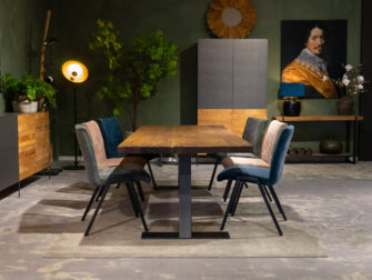 eetkamertafel met stoelen