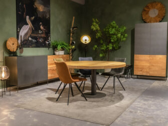 ronde tafel met stoelen