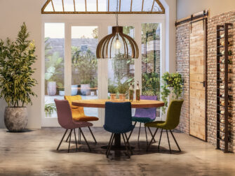 industriele ronde tafel met velvet stoelen