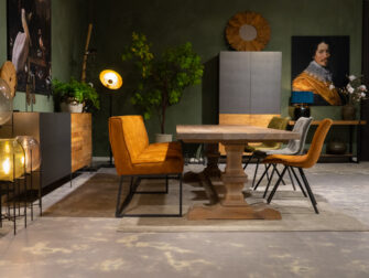tafel met kuipstoelen