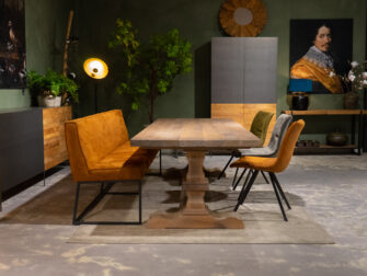 eettafel met kuipstoelen