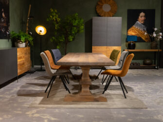 tafel met kuipstoelen