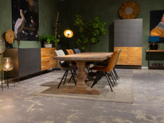 tafel met voetenbalk