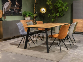 Grote tafel met stoelen