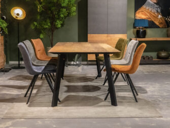 Stoere tafel met stoelen