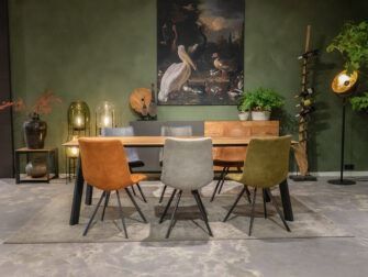 Tafel met schillende stoelen