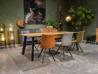 Tafel met kuipstoelen