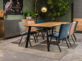 tafel met schuine poten