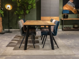 Grote tafel voor 6 stoelen