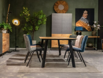 Tafel voor vier eetkamerstoelen