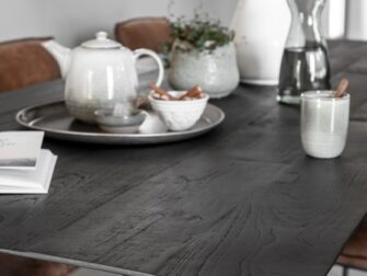 robuuste zwarte tafel