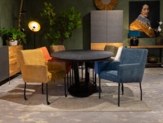 zwarte massieve tafel