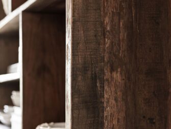 vakkenkast oud hout stalen onderstel