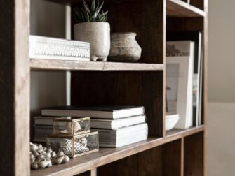 opbergkast met open vakken hout