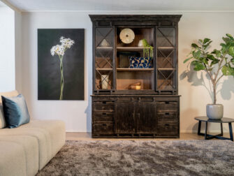 zwarte vitrinekast met glazen schuifdeuren