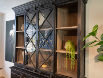 stoere brede vitrinekast met schuifdeuren en legplanken