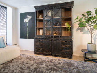 robuuste brede vitrinekast met schuifdeuren en legplanken