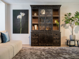 grote vitrinekast glazen deuren looiershuis