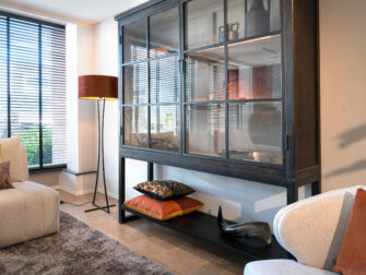 zwarte robuuste kast met glazen deuren