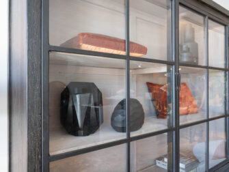 zwarte opbergkast met deuren oud hout