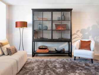 zwarte vitrinekast looiershuis