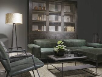 stoere zwarte vitrinekast