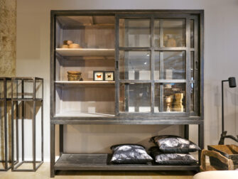 vitrinekast met schuifdeuren