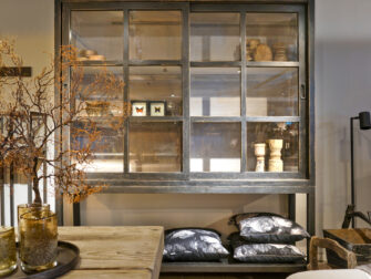 zwarte vitrinekast met schuifdeuren