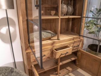 vitrinekast met veel opbergruimte