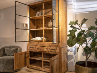 hoge vitrinekast met laden en deuren