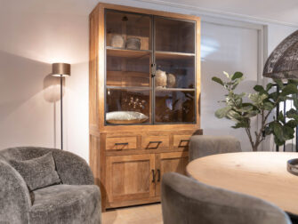 vitrinekast met laden en deuren