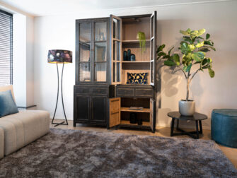 zwarte vitrinekast direct uit voorraad leverbaar