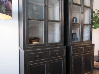 ranke hoge vitrinekast in zwarte kleur
