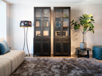 smalle hoge vitrinekast in zwarte kleur