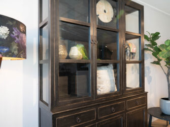 stoere zwarte servieskast met deuren en laden