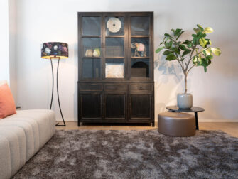 zwarte glaskast met veel opbergruimte